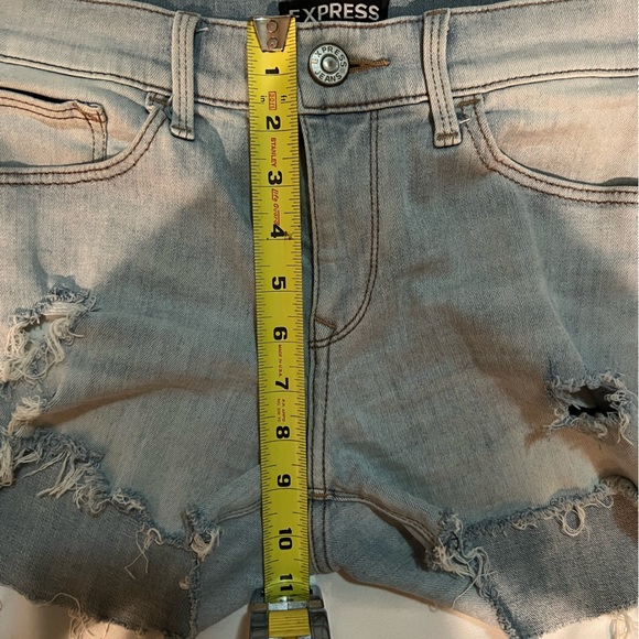Women’s Express Mid Rise light wash distressed jean shorts, size 6 (measures 29) - Picture 6 of 7